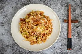 炒包菜粉条，这一关键步骤不能少，顺滑不黏连，入味好吃图片