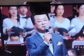 朱军复出后与周涛主持，身材发福变化大，54岁周涛貌美肤白似少女图片
