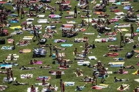 开放的外国人实在太夸张了，国人看了实在是接受不了图片