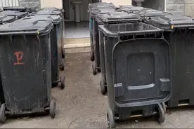 公厕门口数十只脏乱垃圾桶挡道 市民呼吁及时清理图片