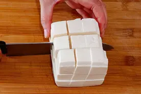 卤水、石膏、内酯三种豆腐分得清楚吗？教你一招辨别，别再搞错了图片