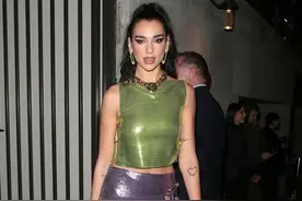 女星杜阿·利帕：身穿迷你超短裙秀香肩美腿，妖娆身段显知性迷人图片