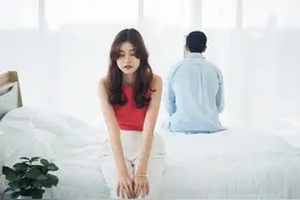 两口子床上聊天，妻子谈起丈夫与男同事的差距，丈夫恼羞成怒：滚图片