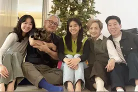 毛舜筠罕晒全家福，准女婿首露面长相斯文，与大女儿已有结婚计划图片
