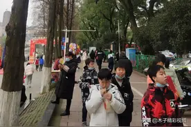 实拍湖南某公园在经历了“连续下雨一个多月”后，人山人海图片