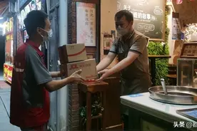 晚8点刚过，京东11.11高潮期第一单已由京东快递陆续送货上门图片