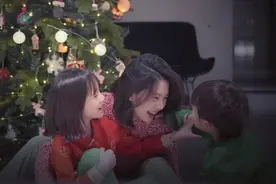 黄磊三个儿女过圣诞，多多带弟弟妹妹跳舞好欢乐，分享弟弟正面照图片
