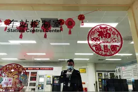 地铁二医院站值班站长郑梦桥：在岗位上度过年初一图片