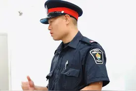 我，武汉人，在加拿大当警察，随身带枪，参加过多次同事追悼会图片