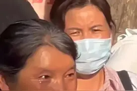 一瓶水，一个拥抱，河北母子俩让全网泪目……图片