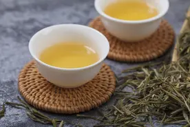 壹邦小知识：绿茶泡出来发黄是怎么回事 绿茶泡多久就不能喝了图片