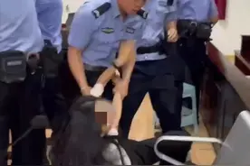休庭后女律师眼见助理被围堵，拍照取证遭法警粗暴对待倒地？第三方律师：休庭后当事律师有权拍照取证图片