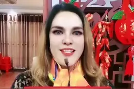 离谱！中国人冒充外国人直播赚钱图片