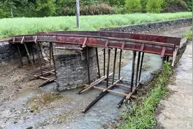 村民自费建桥被强制拆除，法院：寻衅滋事罪，政府为何不建桥？图片