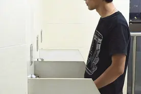 前列腺是男人的生命腺，它好不好，尿尿时会告诉你，仔细观察图片