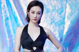 美女明星李纯高清壁纸写真，性感迷人，令人心动图片