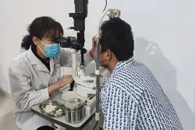 快递小哥遭遇意外眼球破裂！最害怕被老婆知道图片