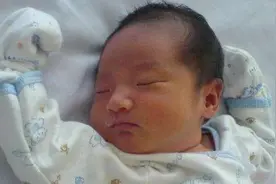 宝宝睡觉爱折腾？抬腿翻身闹不停都算睡眠倒退，要学会调整图片