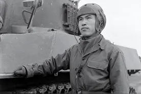 49年，国军飞行员驾机投奔我军，机舱里装满银圆，晚年是啥待遇？图片