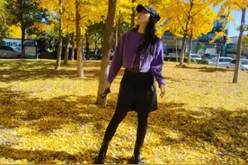 李思思晒日常生活照！穿短裙配黑丝身材火辣，纤细大长腿太吸睛图片