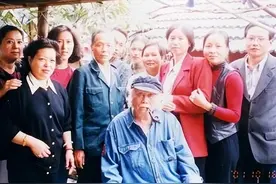 1994年，成龙父亲房道龙回芜湖认亲，和两个儿子留下的罕见合影！图片