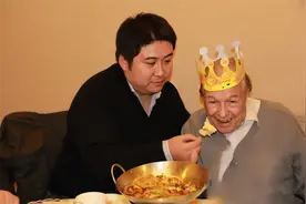 中国小伙报恩瑞士房东，接来中国赡养6年，房东：想永远留在中国图片