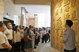 “零距离”警示！图片