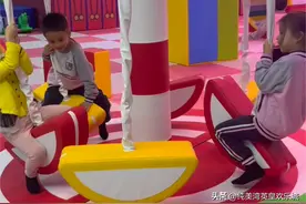 妙妙儿童双语乐园，室内儿童乐园的天花板图片
