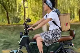 罗嘉良一家定居北京，妻子骑电动车背竹萝上街买菜，脚上纹身抢镜图片