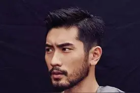男人到了中年，尽量避开这3种发型，痞气又油腻，长得再帅也白搭图片