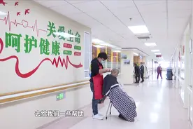 安徽小伙15年免费为2万名老人理发，用专业造福老人！图片