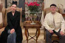 UZI和未婚妻开心过春节，年夜饭太丰盛，两瓶白酒普通人就喝不起图片