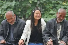 1988年，光棍兄弟收养弃婴，为挣奶粉钱豁出半条命，如今养女成才图片