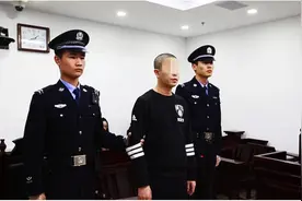我能看着他们殴打我的母亲而无动于衷吗？网友：保护母亲的好儿子图片