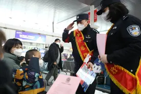 春运首日天津站派出所开展安全出行宣传 哪些物品不能携带进站乘车？图片