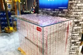 如果在银行存款一个亿，你会享受到哪些待遇？行长：进门先审查图片