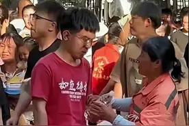 “环卫妈妈”发声，拒绝资助，真实家境曝光，两块牌匾说明一切图片