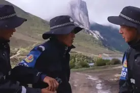 警察巡逻得“打滚儿”，这是他们的日常……图片