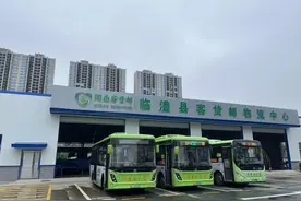 网友：“公交车兼职送快递？”图片