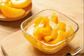 吃黄桃罐头“缓解”病情的人，小心加重这类症状图片