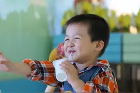 连续3年睡前喝奶，9岁身高109cm，牛奶是不是助力长高要看如何喝图片