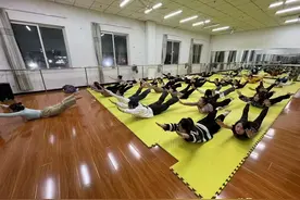 励志！她5岁学跳舞，高二拿到舞蹈教师资格证，大一兼职当老师月入近万，8学生获全国金奖成“舞林高手”图片