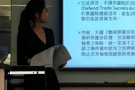 中学女老师穿紧身衣，被校长严肃批评！教师就不能穿衣自由吗？图片