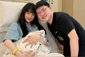 知名电竞选手Uzi官宣得子！娇妻躺病床气色好，颜值高不输女明星图片