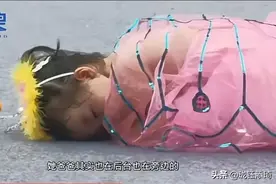 太搞笑了一萌娃在六一舞台表演时睡着了，这是在表演蚕蛹吗？图片