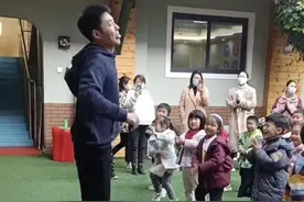 男幼师活力四射领舞出圈，小朋友每天都期待，妈妈们想天天看做操图片