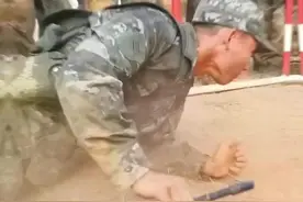 武警新兵进行战术训练，一场血肉与泥沙的较量图片