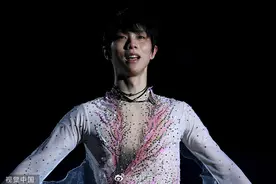 唯美演绎，赏心悦目！羽生结弦表演滑亲吻冰面图片