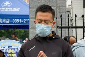 高考第一天：山西太原，一个父亲用半个小时为孩子祈福。图片