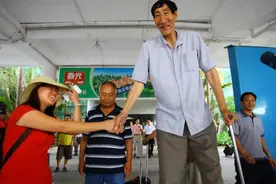 中国第一巨人鲍喜顺：不听医生建议执意生下一子，如今孩子长多高图片